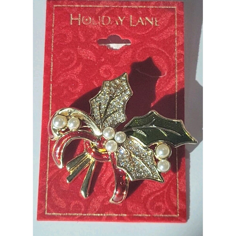 New MACY'S Holiday Lane Gold Tone Pave Rhinestone Faux Pearl Holly Brooch Pin